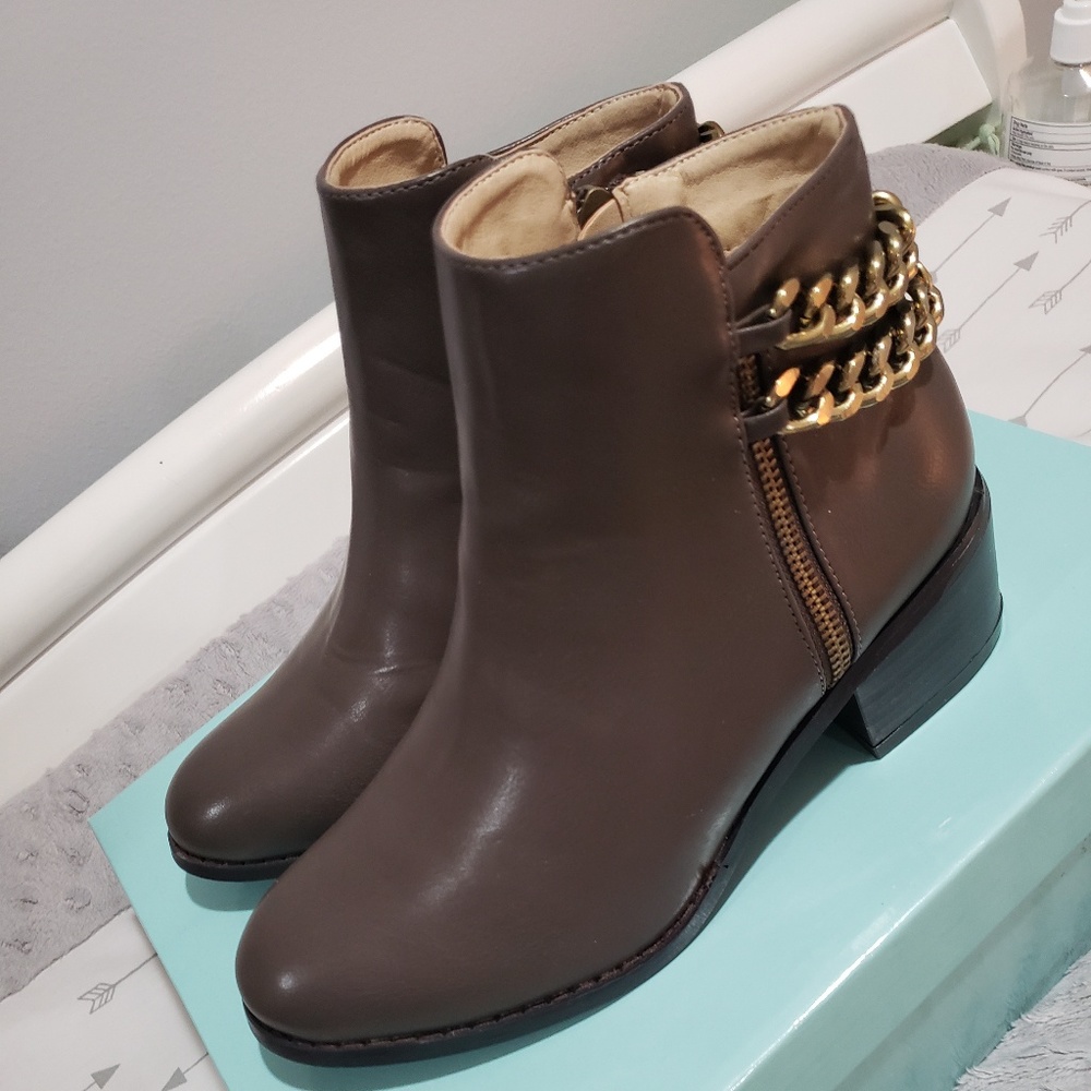 Grey/taupe booties.